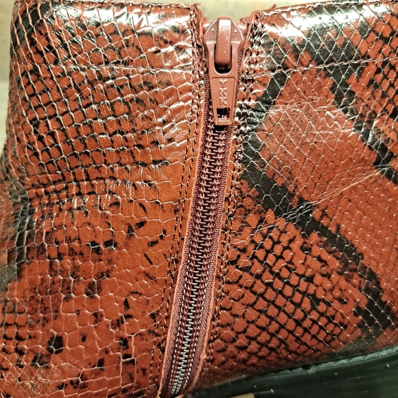 Vionic Leather Ankle Boots Clara Boa Women’s 9.5 Wine Booties Red Snakeskin - Picture 9 of 12